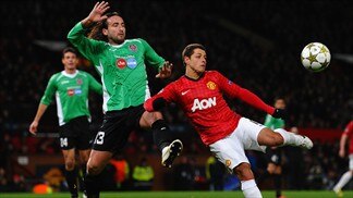 Felice Piccolo (CFR 1907 Cluj) & Javier Hernández (Manchester United FC)