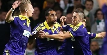 Tavares celebrates with teammates [via uefa.com]