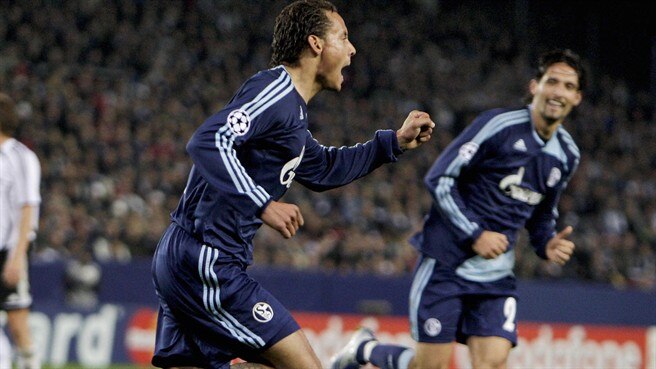 Schalke keep up with Jones strike