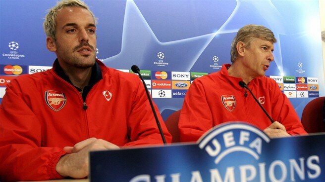 Almunia backs Arsenal despite glitch
