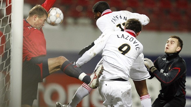 Farfán pounces to maintain PSV push