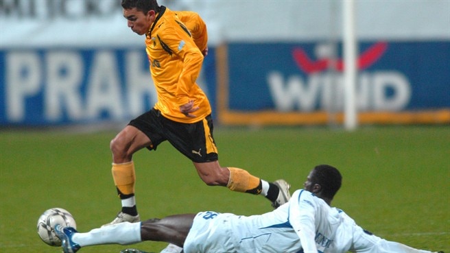 Nsaliwa puts AEK on the brink