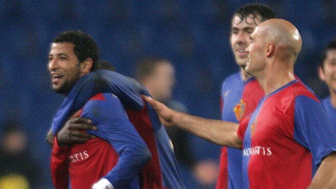 Carlitos shows way to last 32