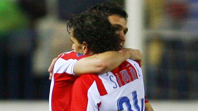 Simão strike leaves Atlético at summit
