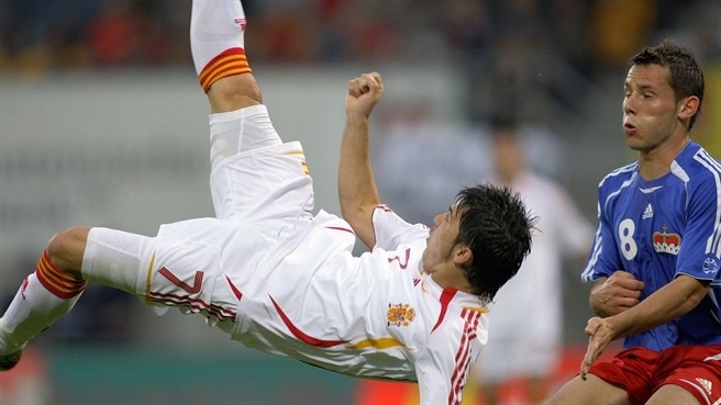 Villa leads Spanish stroll in Alps