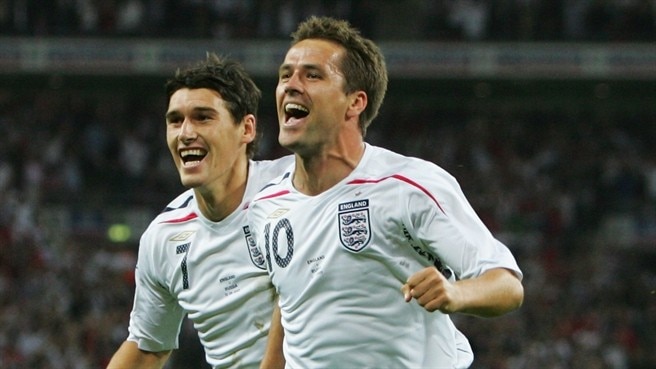 Owen steers England past Russia