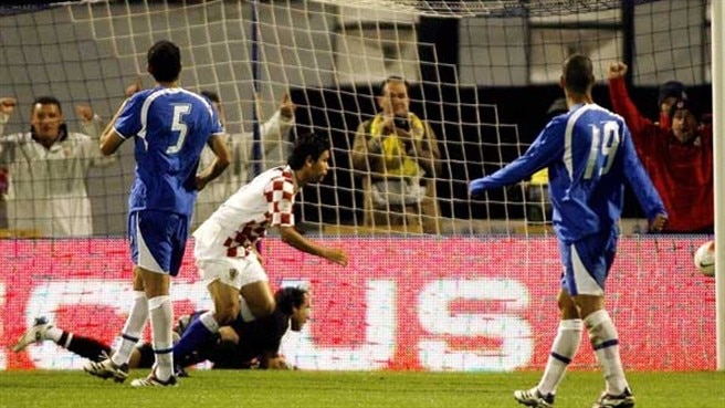 Eduardo strike takes Croatia closer