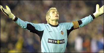 الكاتب سانتياغو كانيزاريس ليل ويزي ولد سانتياغو كانيزاريس في مدينة سيوداد الصغيرة في 18 ديسمبر 1969، مما يعني أنه بلغ الآن سن الخامسة والثلاثين.