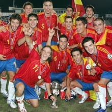 Spain celebrate with the trophy in 2006
