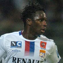 Lyon midfielder Mahamadou Diarra has a thigh injury